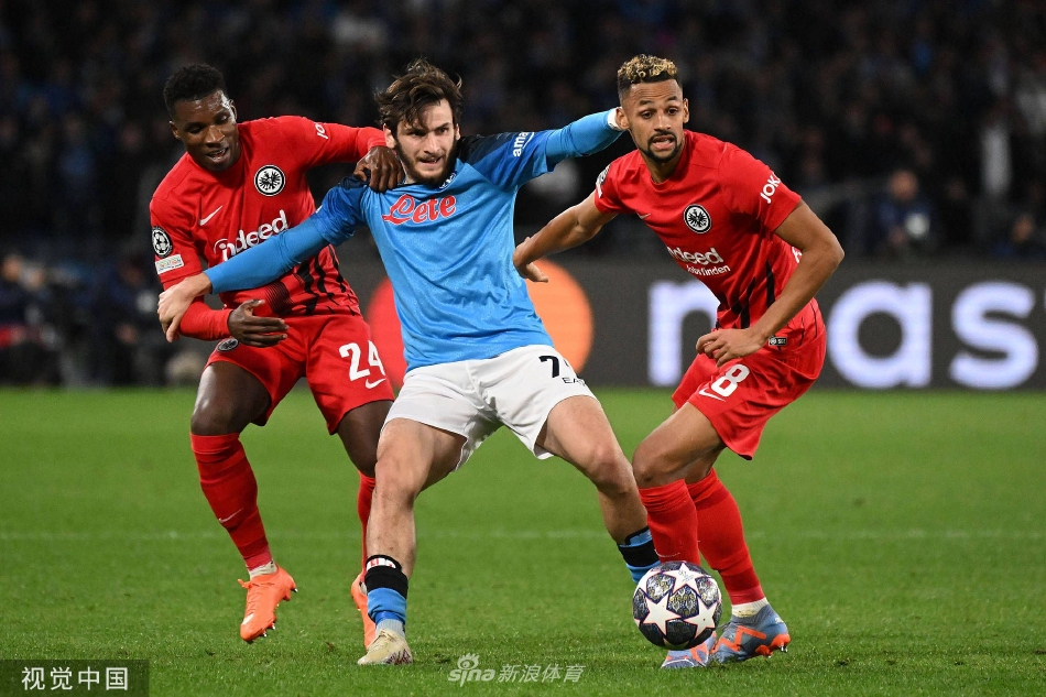 赛后，那不勒斯全队手拉手走向死忠看台，与始终高声歌唱的球迷一同挥臂，共享这历史性的荣耀时刻。