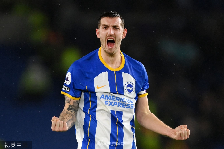 布莱顿进球功臣马希狂奔庆祝，手指天空，身后是欢呼的队友与茫然的对手，激情与落寞在此刻对比鲜明。