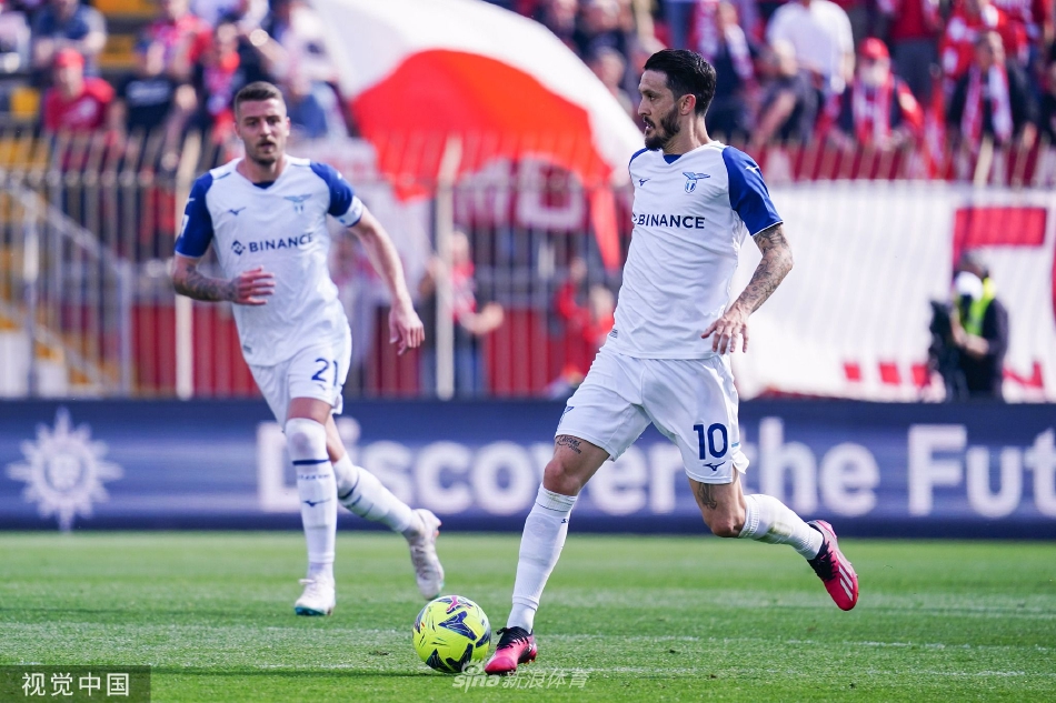 拉齐奥主帅萨里在场边握拳怒吼，激情指挥球队扩大战果