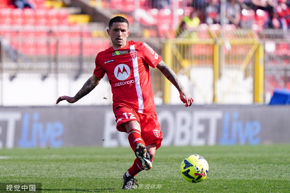 米林科维奇-萨维奇主罚的任意球如出膛炮弹直挂球门死角，蒙扎人墙跃起却无法阻挡