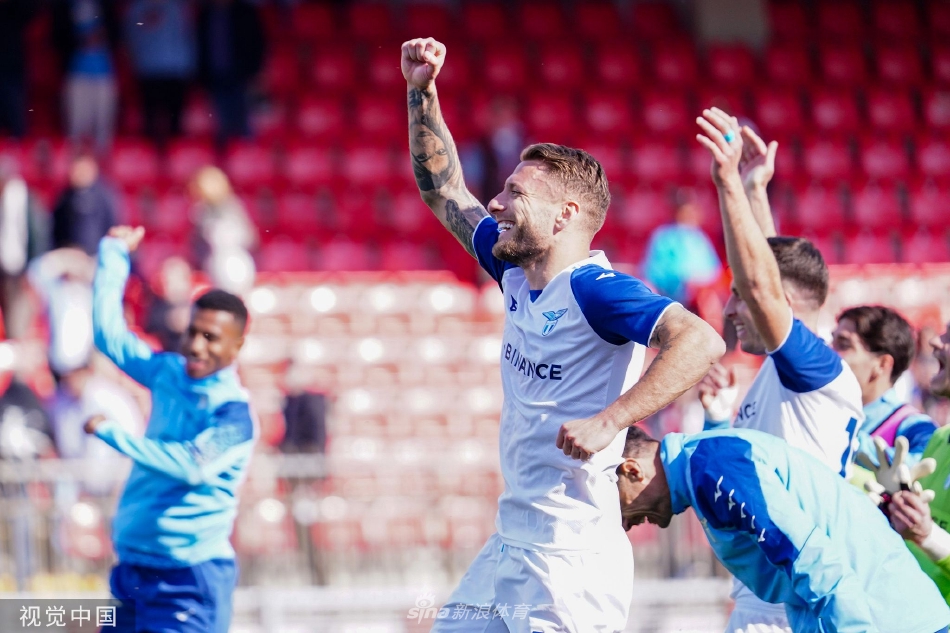 拉齐奥队长罗马尼奥利高高跃起，力压蒙扎前锋将传中球奋力顶出禁区