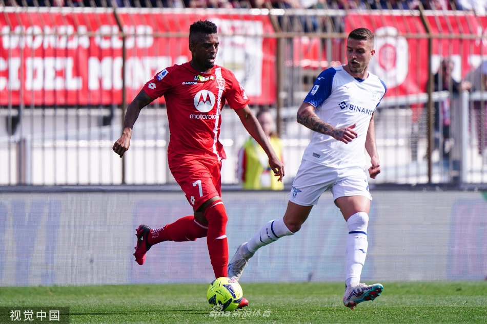 蒙扎前锋佩塔尼亚在拉齐奥双中卫卡萨莱与罗马尼奥利的包夹下艰难起脚射门