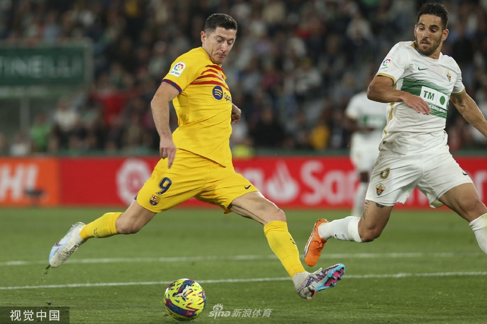 巴萨众将激情相拥庆祝进球,喜悦与团结的情绪在绿茵场上肆意蔓延