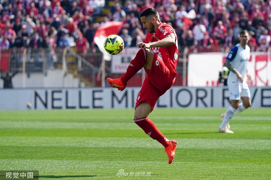 比赛结束后，拉齐奥全队手搭肩膀围成一圈，向远道而来的客队球迷看台致敬