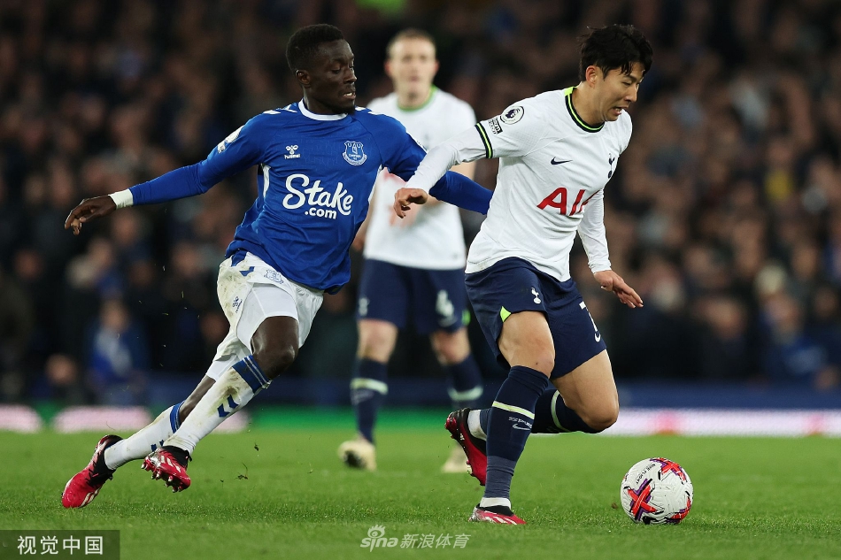 比赛结束后，埃弗顿球员向主场球迷看台致意，球迷们挥舞围巾，歌声嘹亮，画面充满了温情与团结的力量。