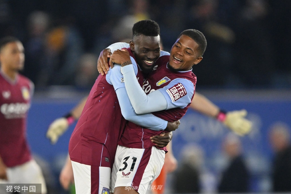 莱斯特城球员巴恩斯进球后怒吼释放，背景是维拉门将马丁内斯无奈跪地。