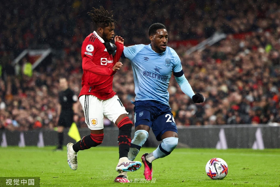 布伦特福德球员仰天长叹，曼联后卫利马在对抗中寸土不让奋力解围