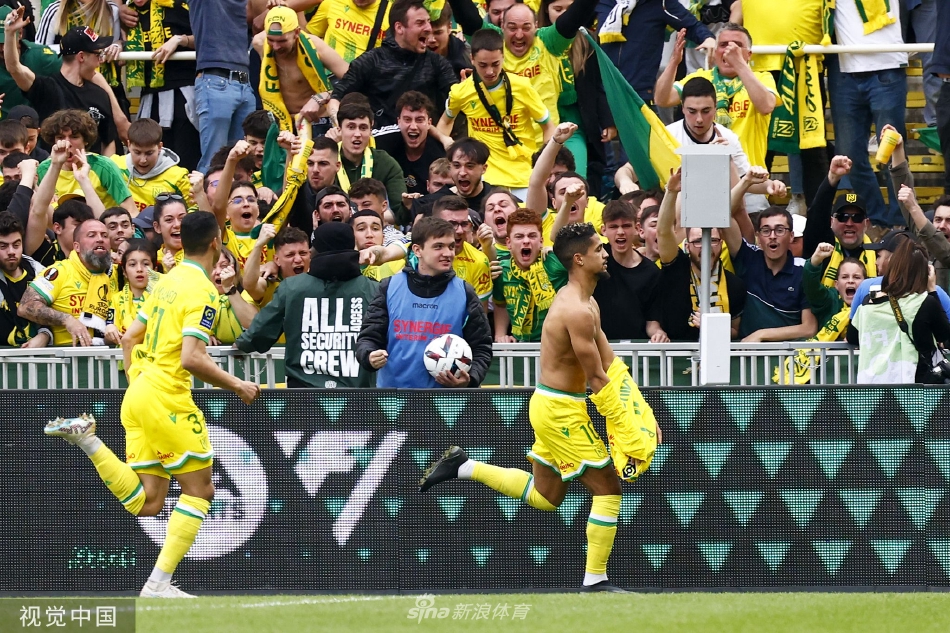 全景镜头捕捉进球瞬间，皮球划破夜空直入网窝，门将扑救的身影定格为永恒瞬间