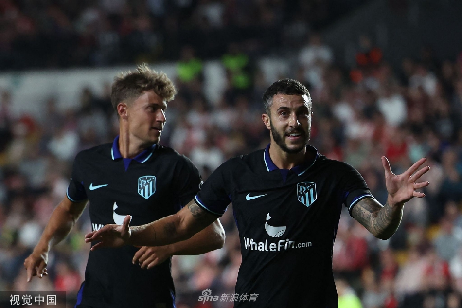 莫利纳破门瞬间：接应精妙斜传后，他灵巧卸球突入禁区，面对门将冷静推射远角，皮球应声入网。