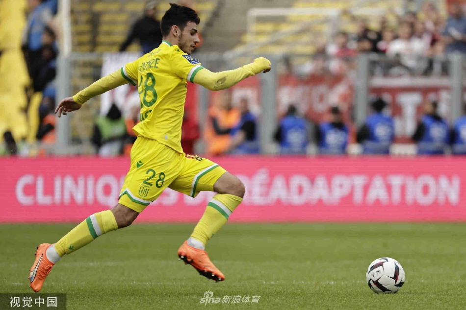 终场哨响两队球员交换球衣，汗水浸透的球衣在灯光下见证着九十分钟的鏖战