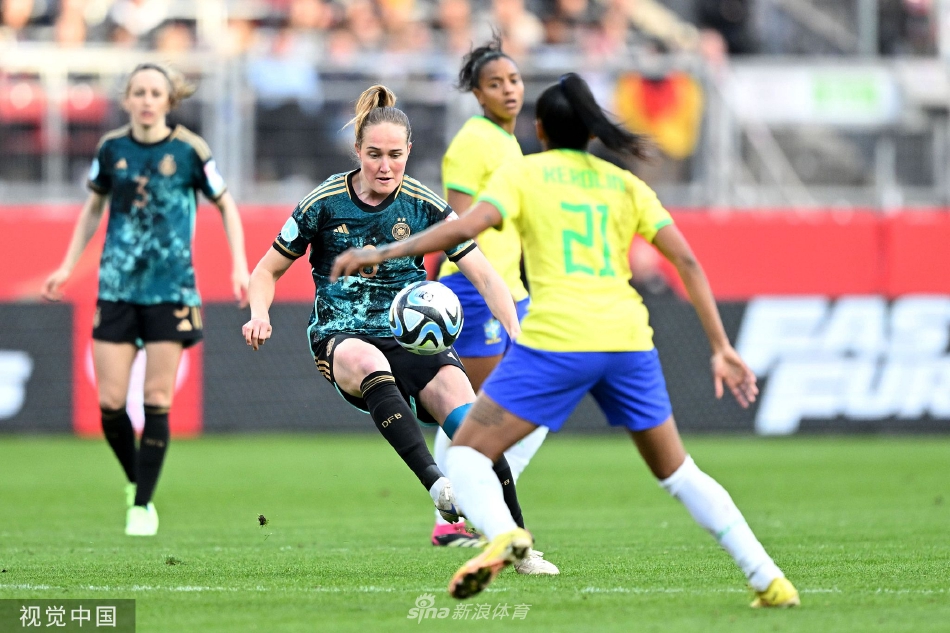 比赛结束后，双方球员相互致意，德国队员虽难掩失落，但仍与巴西队员握手拥抱，体现了崇高的体育精神。