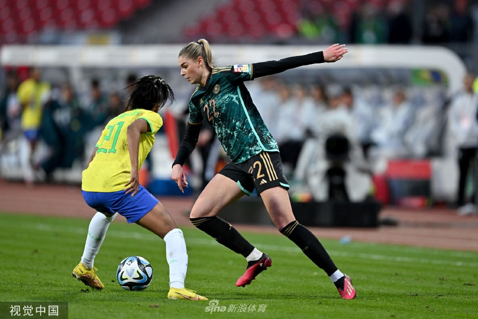 巴西队主教练皮娅·松德哈格在场边全神贯注地指挥比赛，她的战术部署是球队取胜的关键。