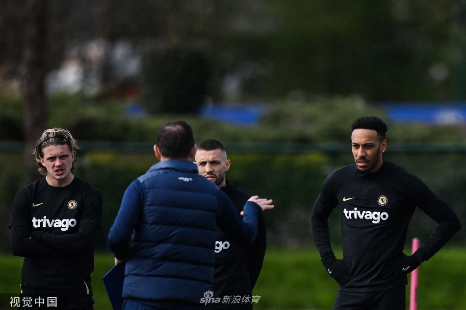 守门员飞身跃起做出精彩扑救，身体完全舒展，仿佛一道守护球门的蓝色闪电