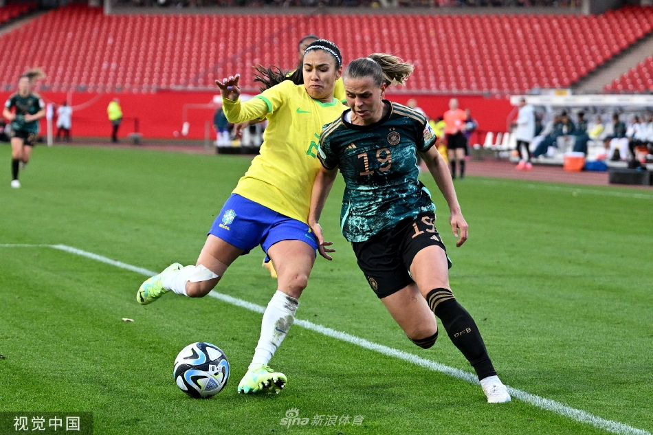 德国队球员朱尔·布兰德在比赛最后时刻扳回一球，她与队友们拥抱庆祝，眼神中透露着不甘与希望。