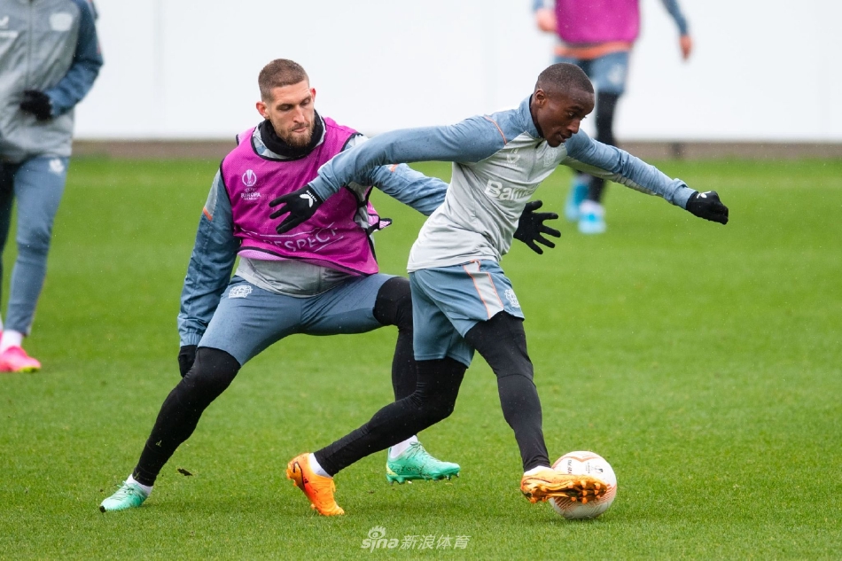 守门员飞身跃起做出一次精彩的扑救，身体舒展如鹰，守护着球队的最后一道防线。