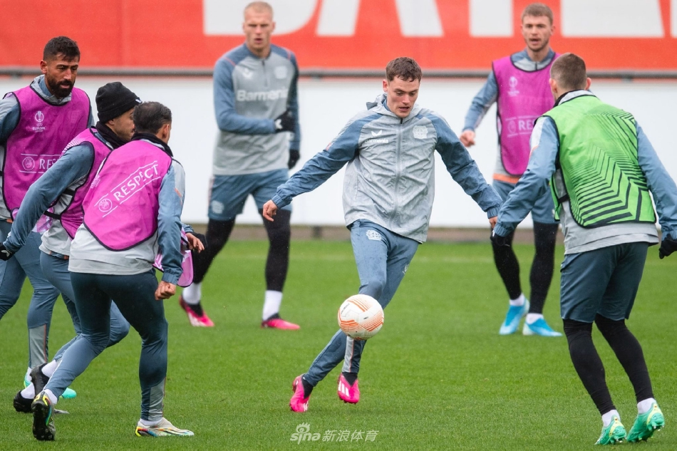 主教练与核心队员在场边全神贯注地探讨战术板，神情严肃地规划着比赛中的每一个细节。