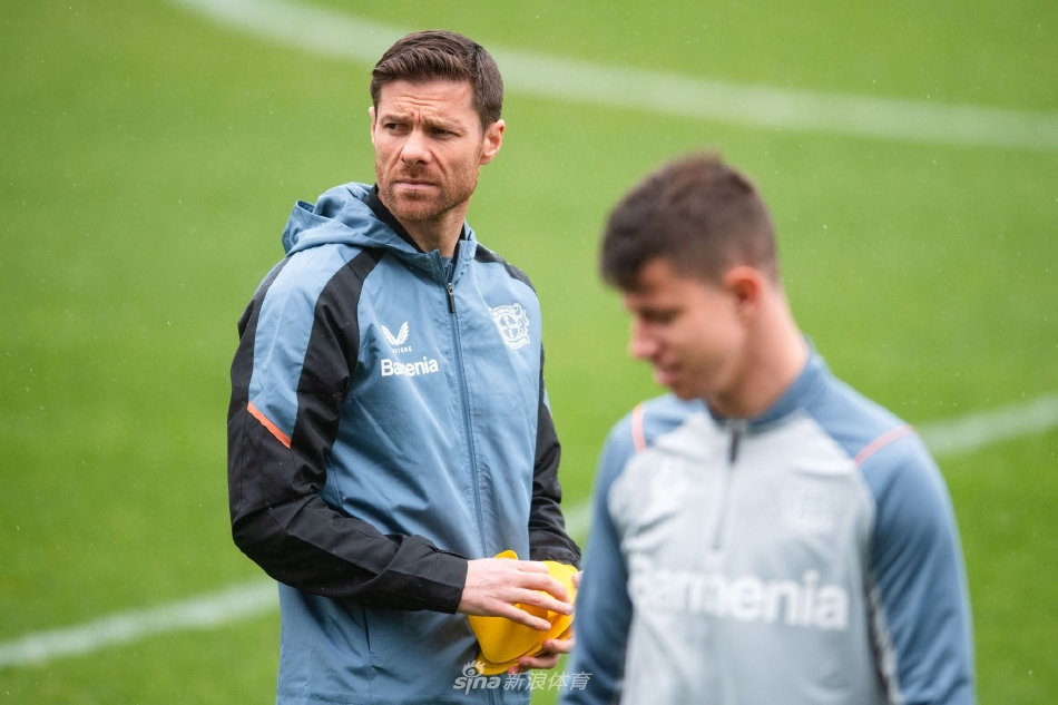 两名球员在绿茵场上激烈拼抢，阳光勾勒出他们充满力量与动感的身姿瞬间。