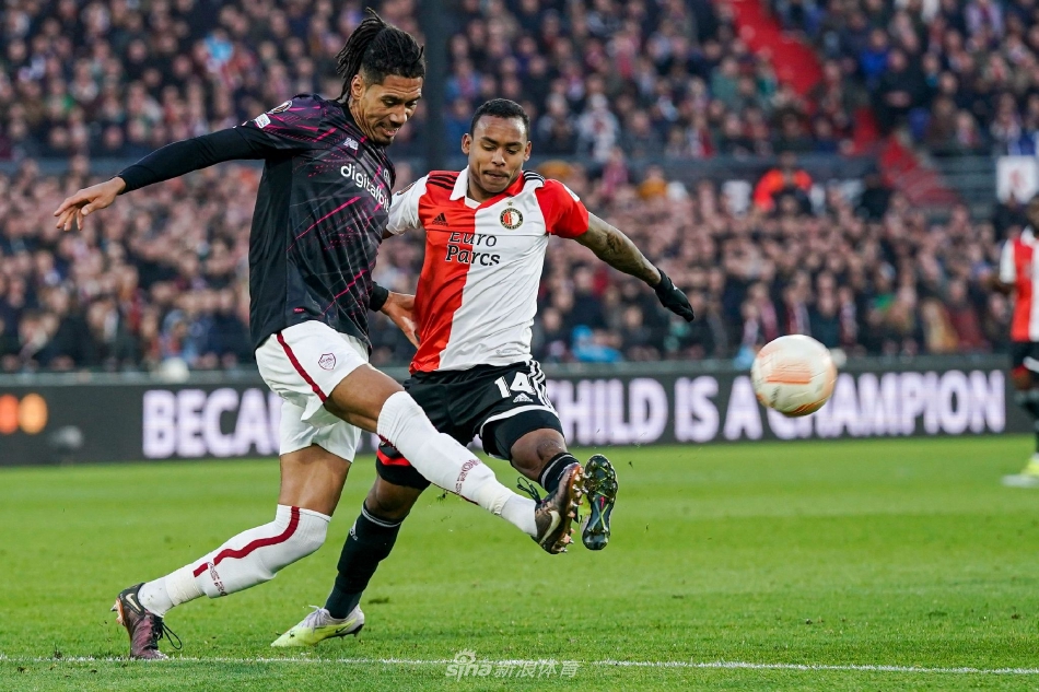 费耶诺德球员在中场与罗马队员激烈缠斗，双方寸土不让，比赛强度极高。