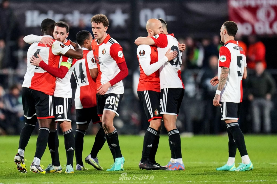 罗马球员在比赛中奋力拦截费耶诺德的快速反击，双方攻防转换节奏极快。