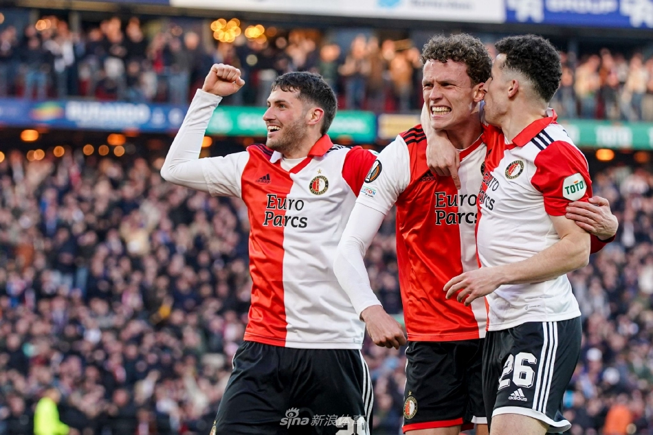 维弗尔打入世界波后张开双臂激情狂奔，身后是激动追赶庆祝的费耶诺德队友。