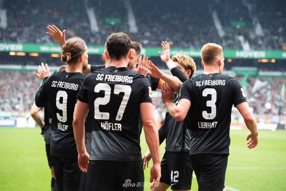 云达不莱梅球员破门后狂奔庆祝，滑跪在草皮上，主场球迷瞬间陷入沸腾的海洋。