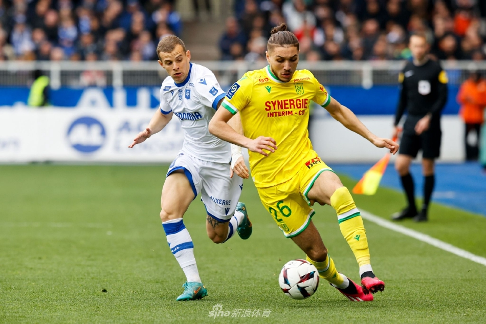 比赛结束后，欧塞尔全队手拉手走向主场死忠看台，深深鞠躬感谢球迷整场不离不弃的助威