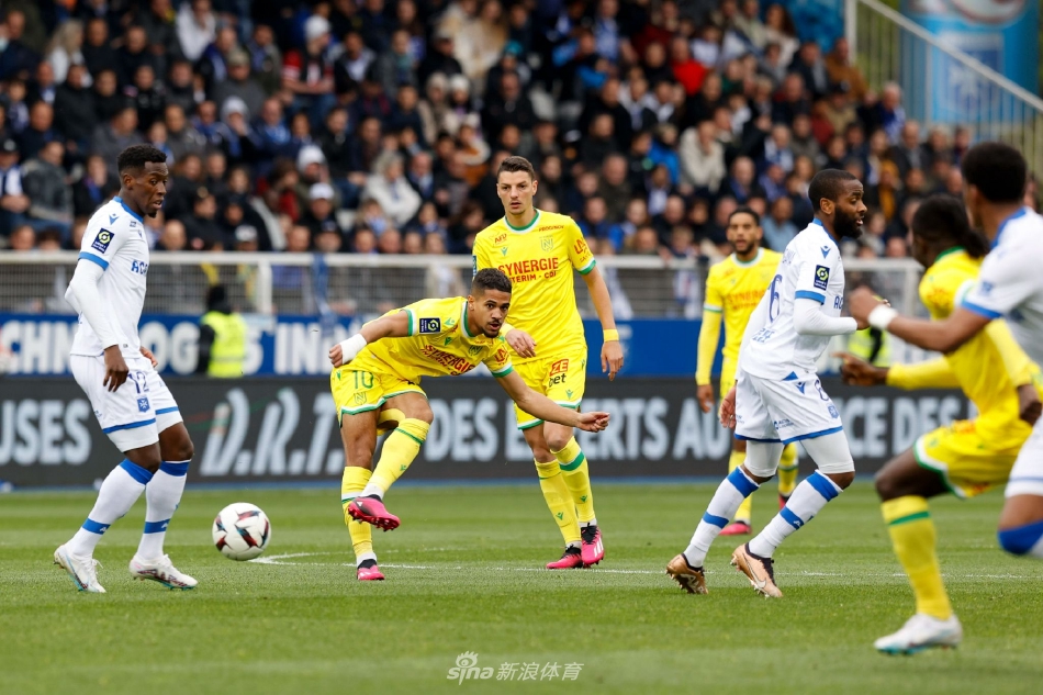 南特队进球后球员们激动相拥庆祝，背景中欧塞尔门将无奈地从网窝捡起皮球