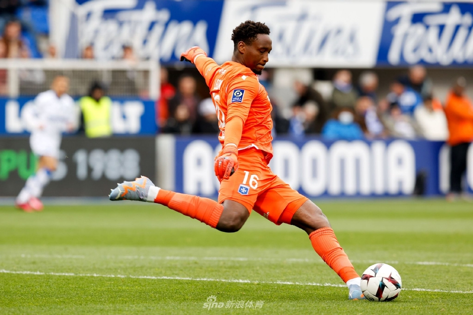 欧塞尔球员攻入制胜头球后狂奔至角旗区，张开双臂接受全场球迷震耳欲聋的顶礼膜拜