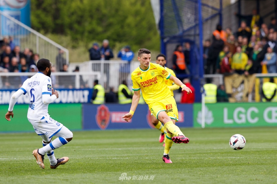 夜幕下的阿贝·德尚球场灯火辉煌，璀璨灯光映照著草坪与欢庆的人群，宛如一幅动人的油画