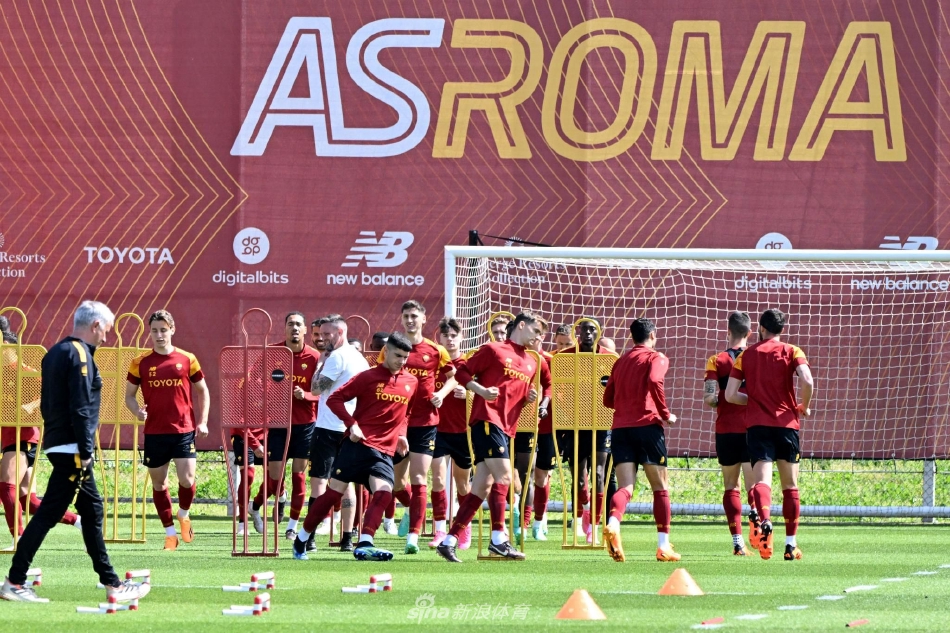 后防领袖斯莫林与曼奇尼在进行头球争顶训练，两人在空中激烈对抗，展现出捍卫主场球门不容有失的坚定决心。