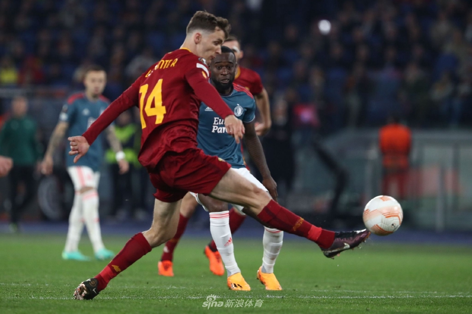 比赛结束时，罗马全队肩搭肩走向主场球迷看台，共同庆祝这场来之不易的伟大胜利