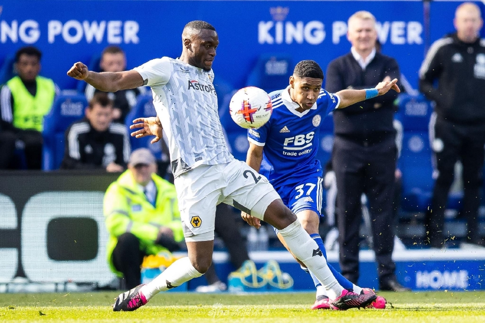 狼队队长内维斯主罚任意球，他踢出的弧线球绕过人墙直挂死角，蓝狐门将飞身扑救化险为夷，力保胜果。