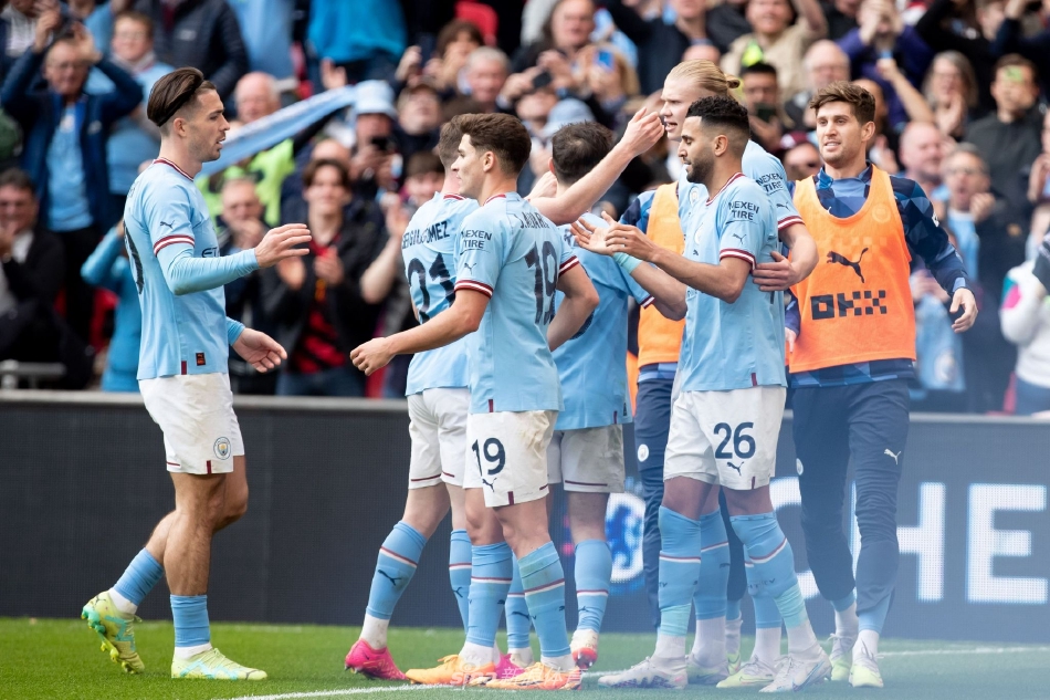 曼城主帅瓜迪奥拉在场边全神贯注指挥比赛，他手势明确，正在向场上队员传达最新的战术指令。