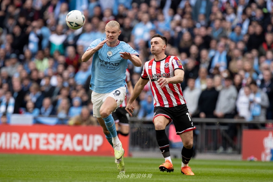 曼城边锋马赫雷斯进球后张开双臂奔向角旗区庆祝，脸上洋溢着灿烂笑容，身后是欢呼的蓝色海洋。