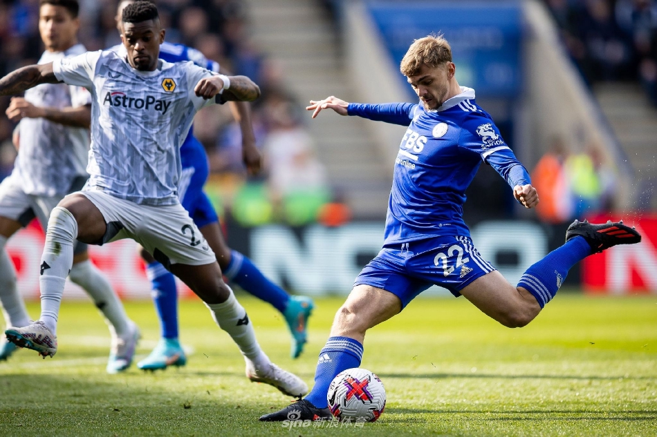 莱斯特城后卫卡斯塔涅打入反超进球瞬间，他冷静施射洞穿球门，身后狼队门将萨鞭长莫及，目送皮球入网。