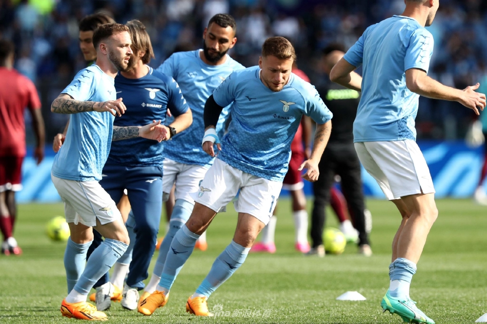 拉齐奥队球员赛后神情落寞，中场大将米林科维奇-萨维奇低头不语，背影写满了失望与不甘。