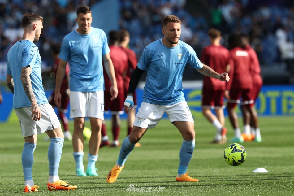 拉齐奥与都灵球员在比赛中激烈拼抢，双方身体对抗激烈，球鞋在草皮上划出深深的痕迹。