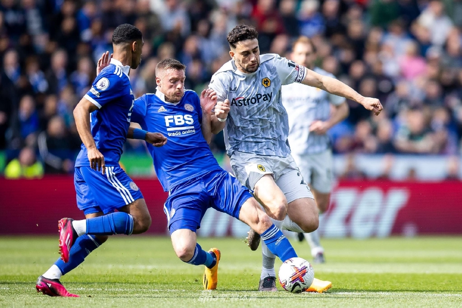 比赛结束后，莱斯特城球员环绕球场向主场球迷致谢，看台上旗帜挥舞，掌声雷动，一场关键的胜利让球队和球迷重新团结在一起。