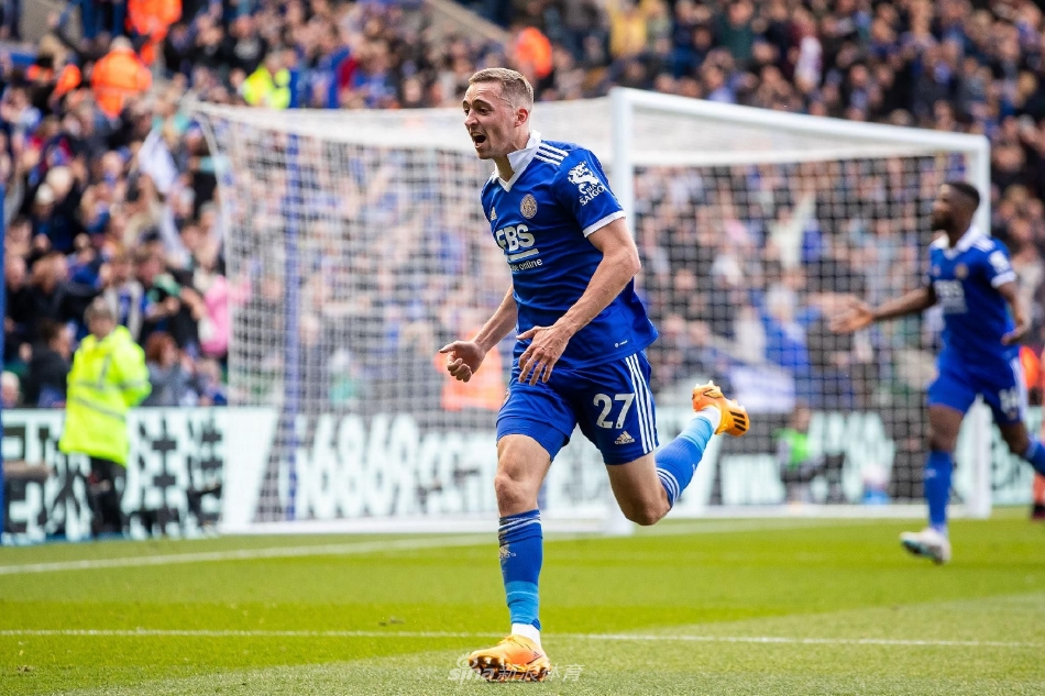 莱斯特城主帅迪恩·史密斯在场边神情专注地指挥比赛，这是他主场执教首秀，其大胆派出三名前锋的战术赌博最终收获奇效。