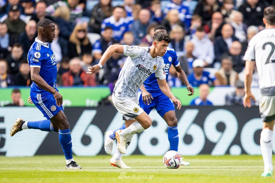 狼队球员库尼亚进球后张开双臂狂奔庆祝，队友从身后奋力追赶分享喜悦，他的远射为客队取得梦幻开局。