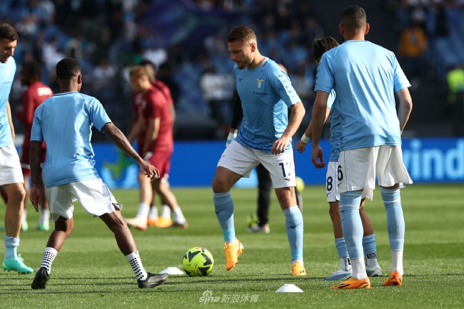 拉齐奥前锋因莫比莱在都灵后卫的紧密盯防下奋力起脚射门，试图为主队扳平比分。