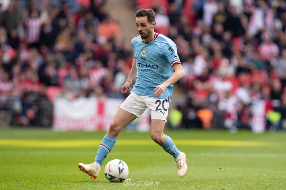 曼城中场核心罗德裡在比赛中轻盈转身摆脱对方防守球员，展现出极佳的控球技巧与球场视野。