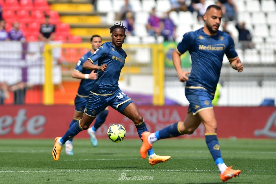 蒙扎队佩西纳主罚点球命中后，握拳怒吼奔跑庆祝，佛罗伦萨门将泰拉恰诺则无力地坐在门线旁。