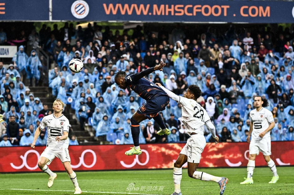 比赛结束后，蒙彼利埃全队手拉手走向主场球迷看台，鞠躬致谢，看台上是一片欢腾的蓝色海洋。