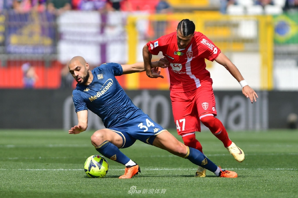 比赛激烈进行中，双方球员在蒙扎禁区混战，佛罗伦萨球员起脚抢射，蒙扎后卫飞身封堵，门将紧盯皮球。