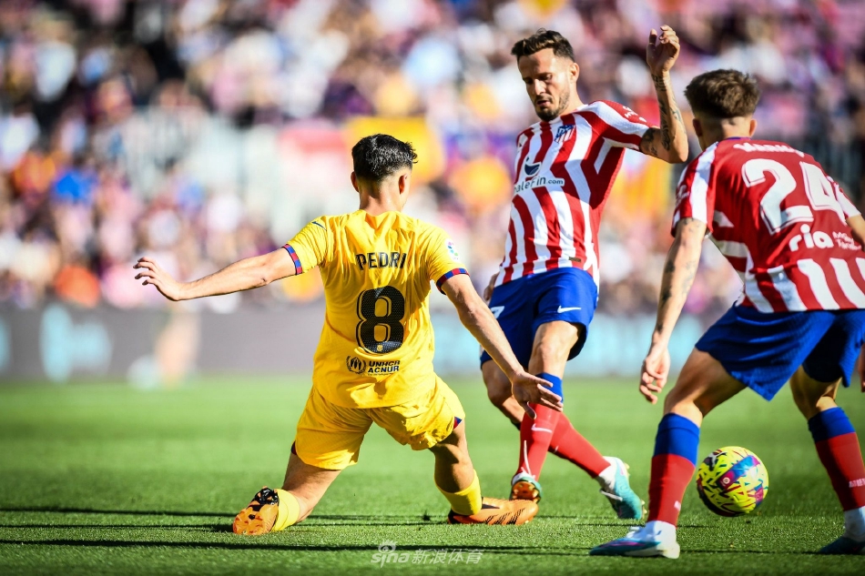 马德里竞技主帅西蒙尼矗立场边，深邃目光紧盯赛场，风衣下是永不屈服的斗士灵魂。