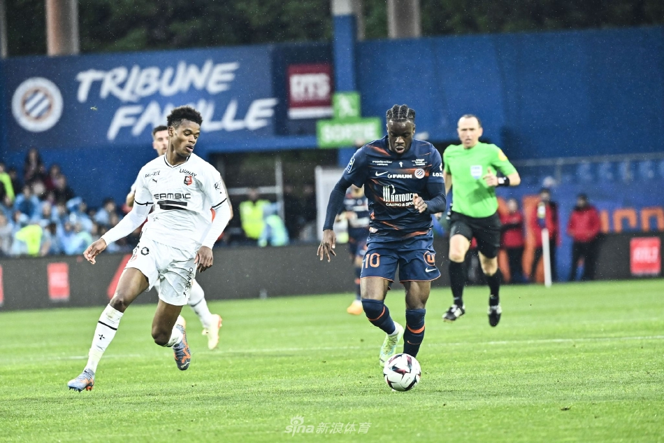 蒙彼利埃队长萨瓦尼耶被出示红牌后神情落寞，低头缓缓走向场边，背景是表情严肃的裁判。