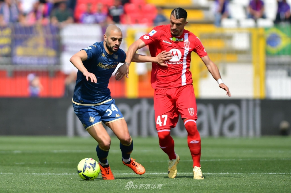 蒙扎主场看台全景，球迷们挥舞着红白相间的围巾，形成一片壮观的海洋，庆祝球队这场来之不易的逆转胜利。