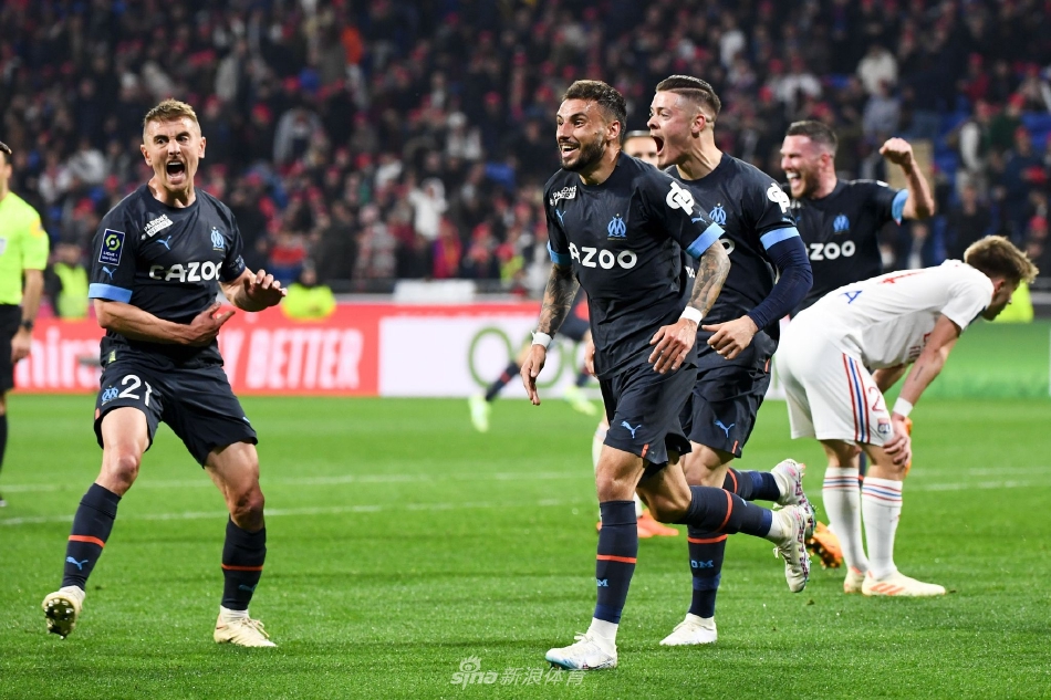 马赛全队在比赛结束后紧紧相拥庆祝胜利，替补席球员冲入场内，喜悦之情溢于言表。