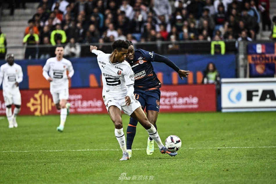 蒙彼利埃后卫高高跃起，力压雷恩前锋，将对手传中的皮球精准顶出危险区域。